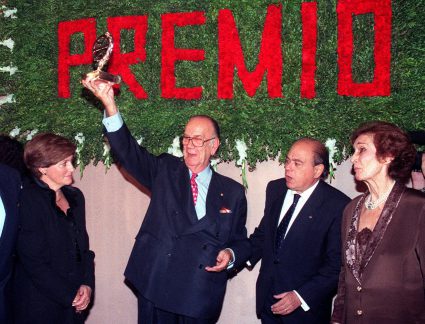Camilo José Cela recibe el Planeta en 1994 de manos de Jordi Pujol. Foto: Toni Garriga, EFE